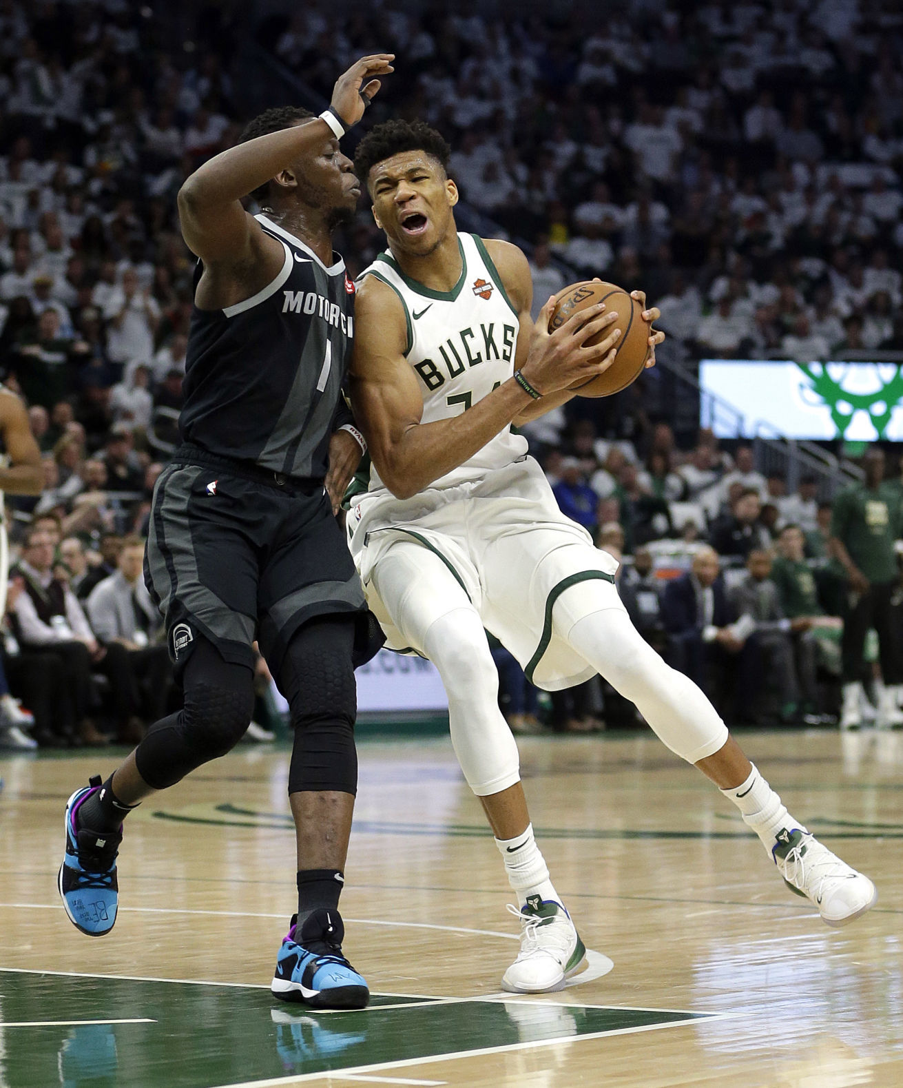 Bucks 121, Pistons 86